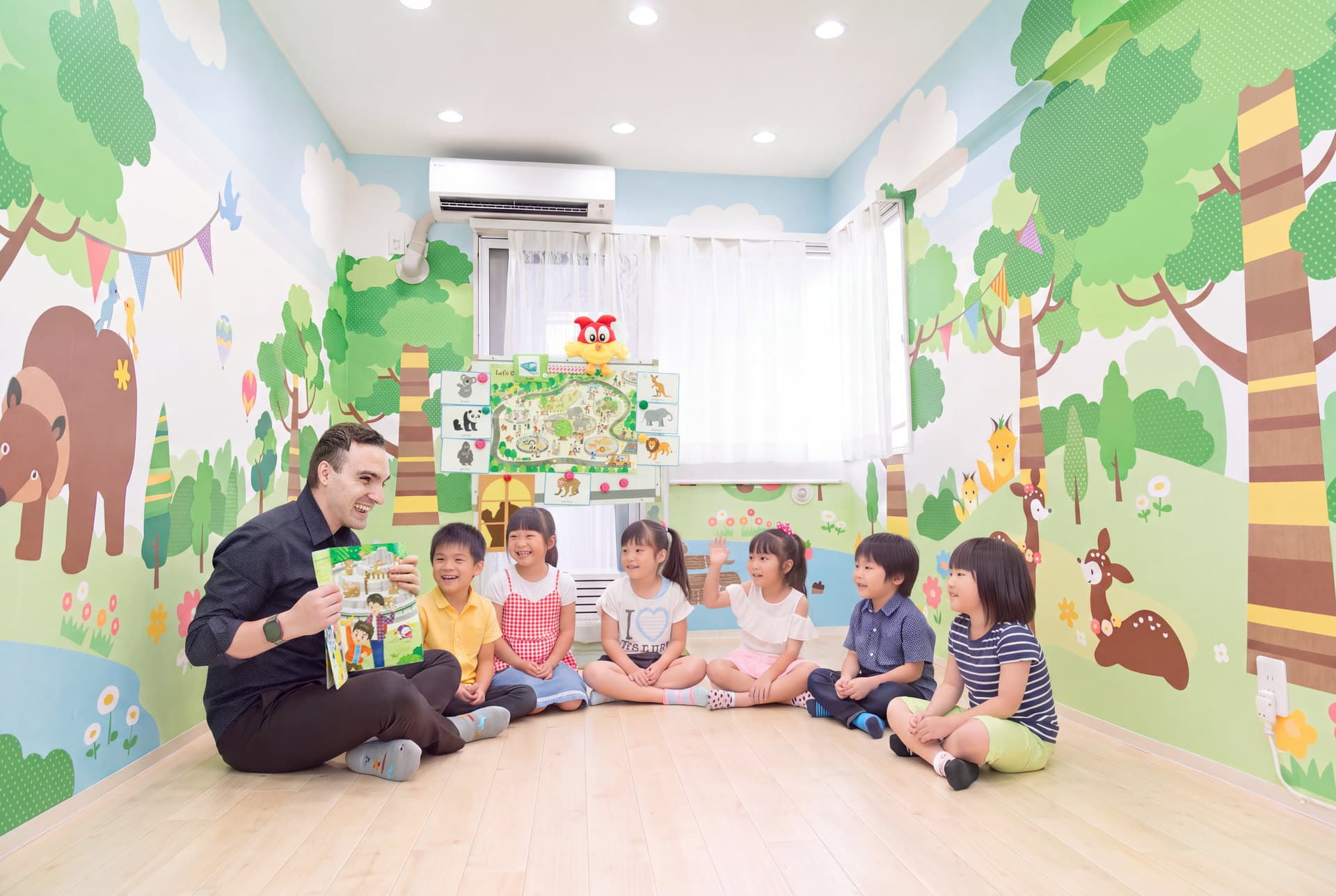 講師と子どもたちが輪になって楽しむレッスンの様子
