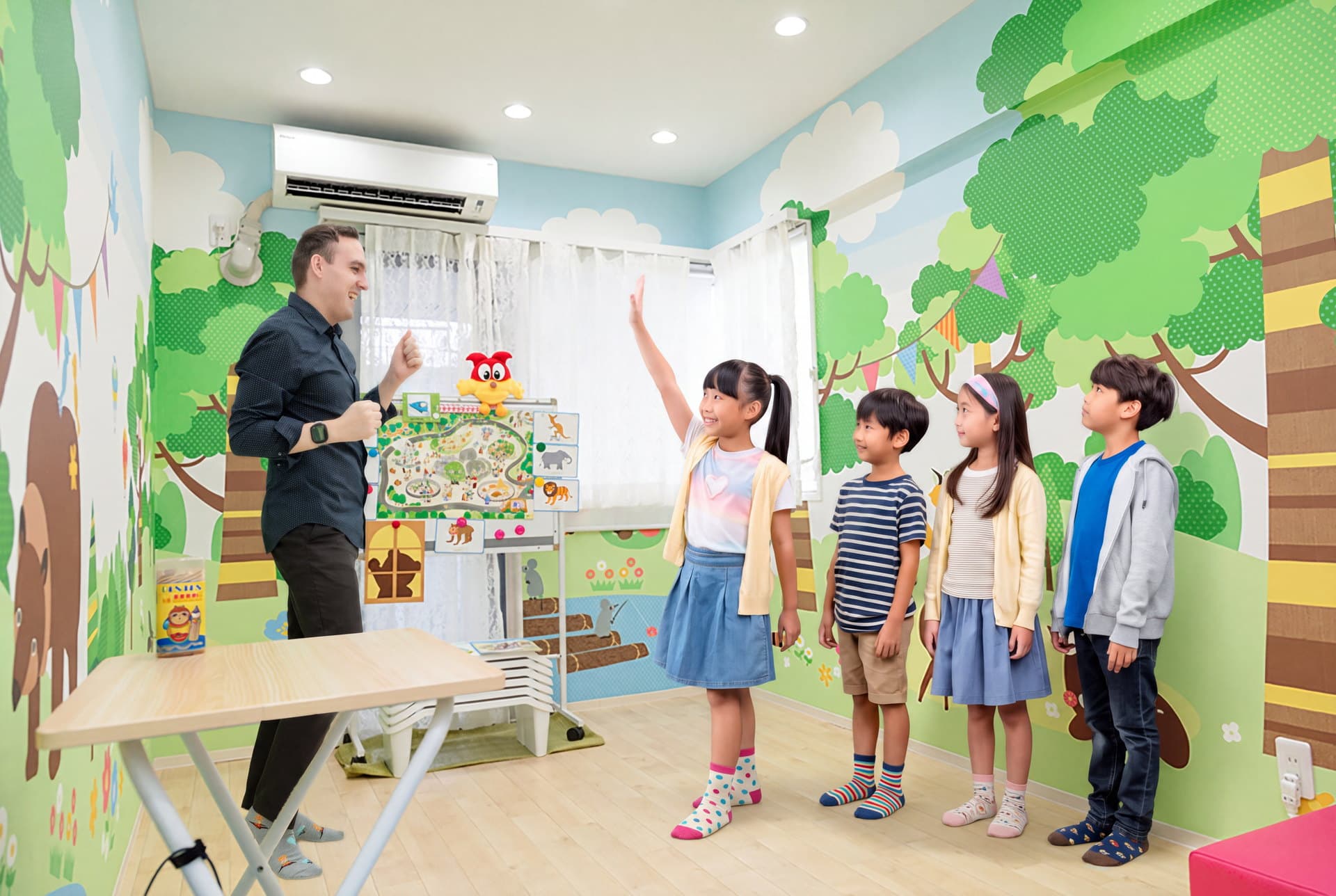 講師の問いかけに子どもが手を挙げるレッスンの様子