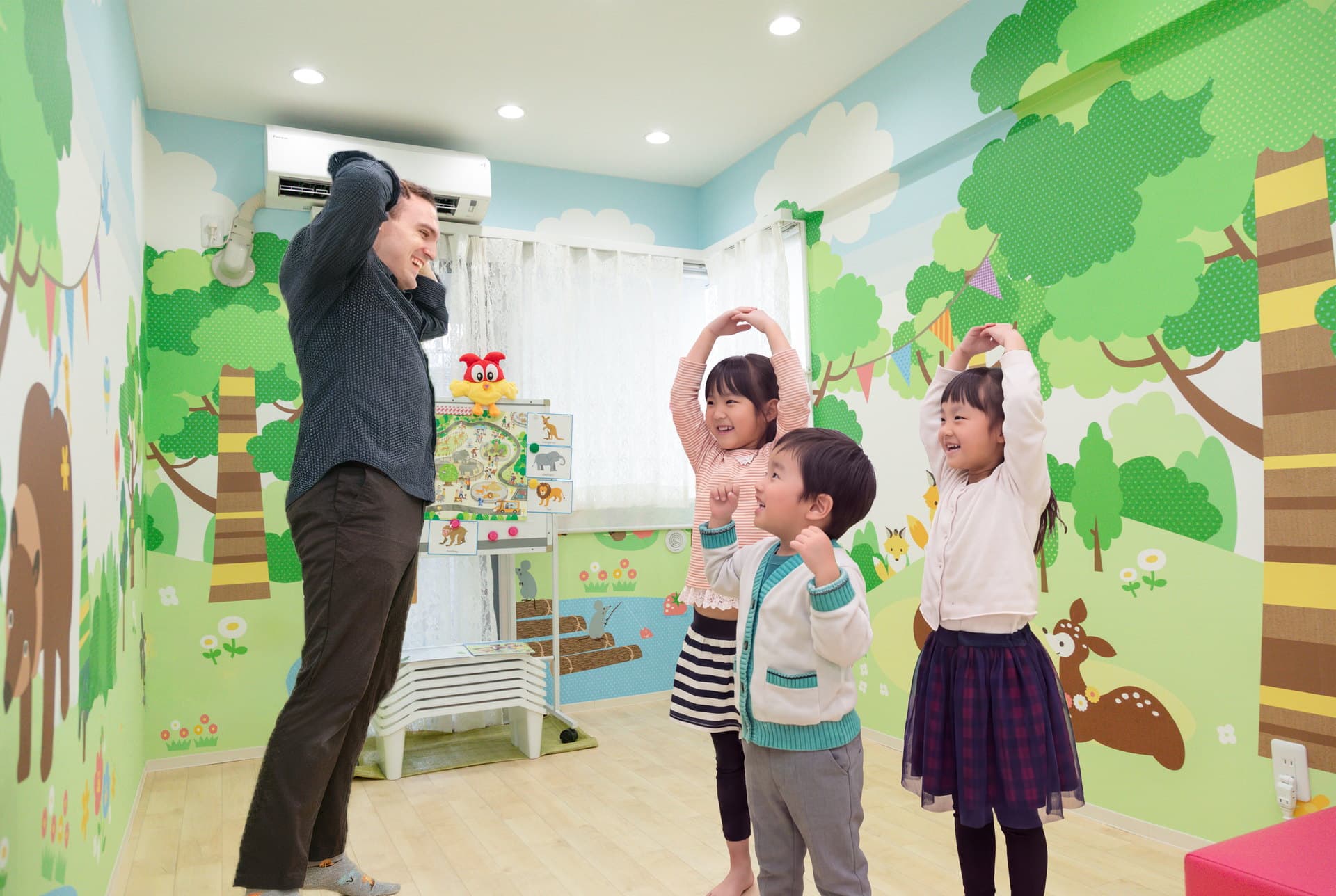講師と子どもたちが体を動かして学ぶレッスンの様子